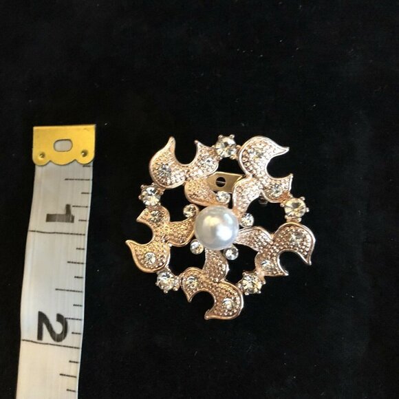 Vintage Style Brooch Antiqued Gold Tone Round Center Pearl Crystals - Picture 7 of 7
